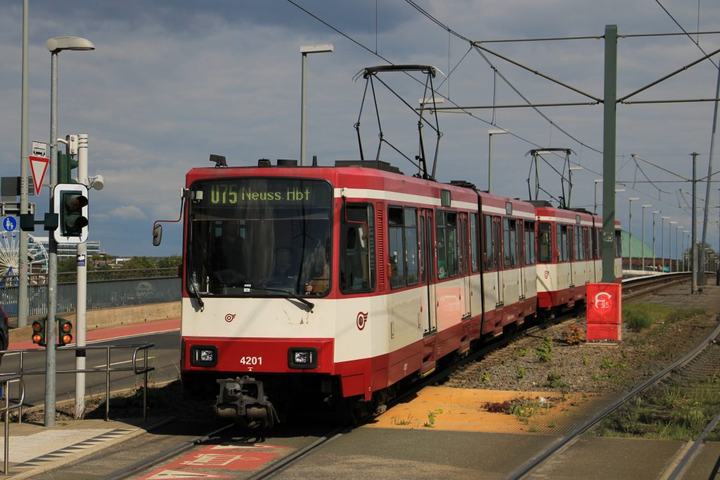 Rheinbahn Stadtbahn B80D in Düsseldorf Oberkassel