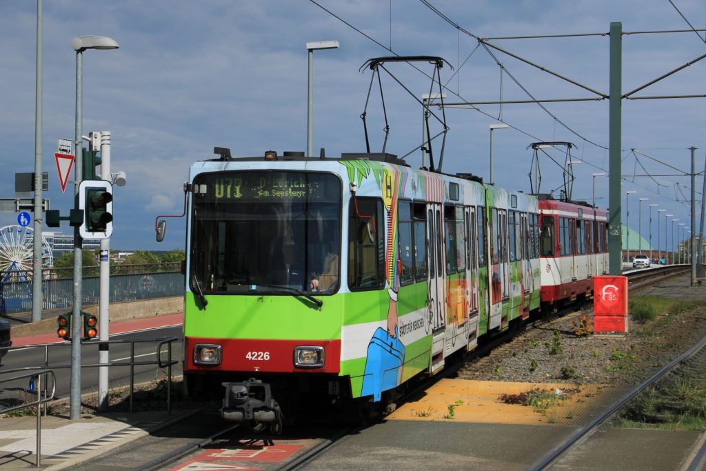 Rheinbahn Stadtbahn B80D in Düsseldorf Oberkassel