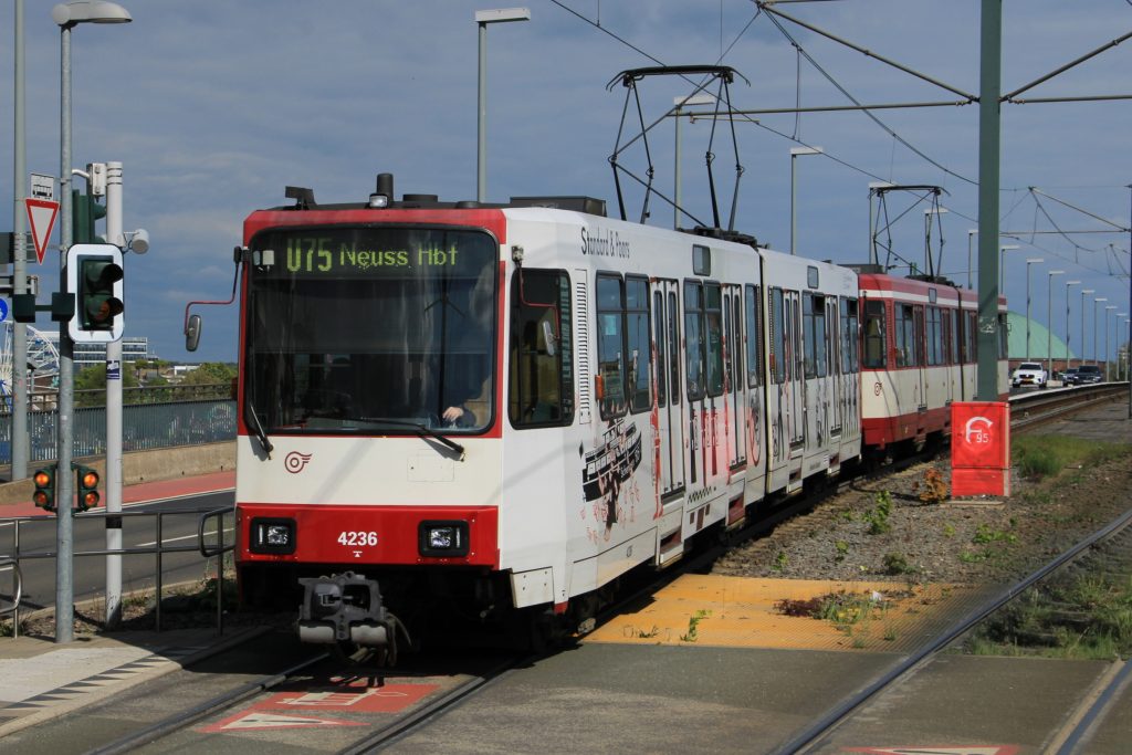 Rheinbahn Stadtbahn B80D in Düsseldorf Oberkassel