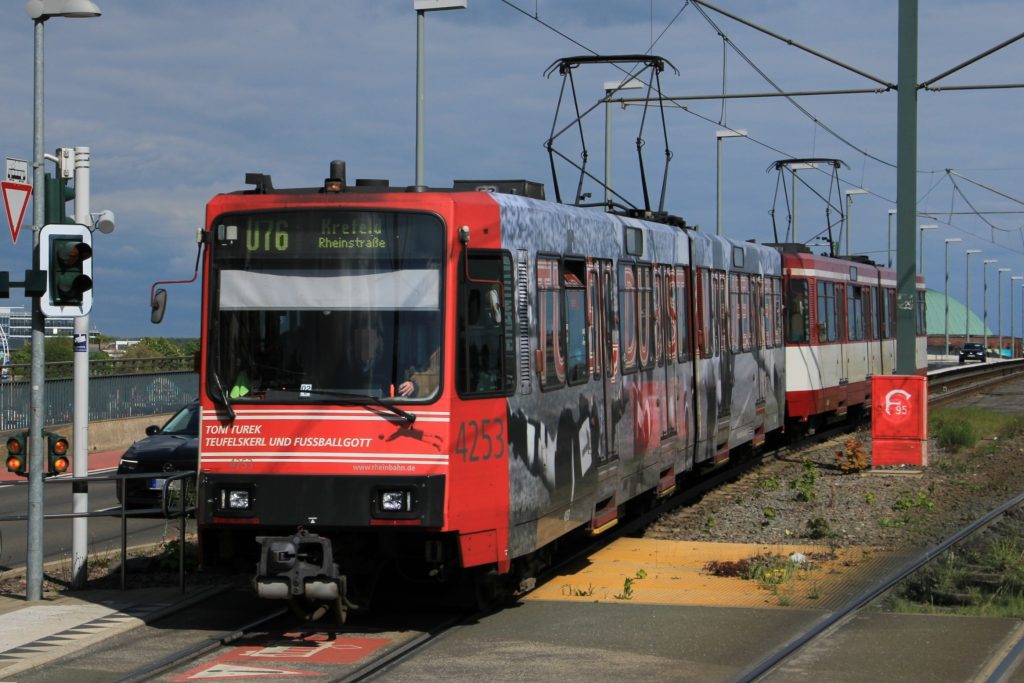 Rheinbahn Stadtbahn B80D in Düsseldorf Oberkassel